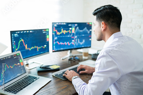 Fotografía Latin Broker Buying Shares Online