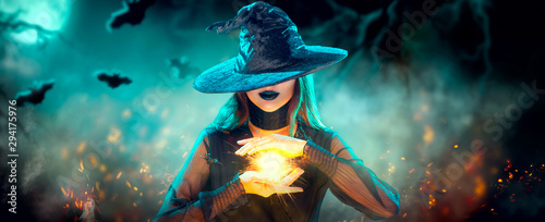 Cuadros en Lienzo Halloween Witch girl with making witchcraft, magic in her hands, spells