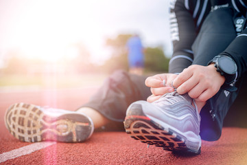  Female runners are tied with shoes