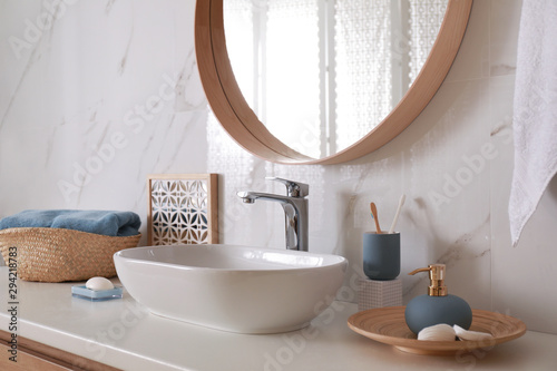 Fotomural Stylish bathroom interior with vessel sink and decor elements