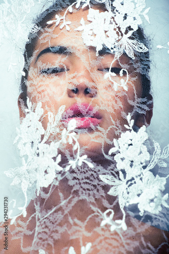 Fotografía portrait of beauty young afro woman through white lace, like new bride under vei