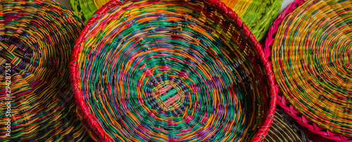 Fotomural Detalles de cestas tradicionales elaboradas en esparto por artesanos de Boyacá C