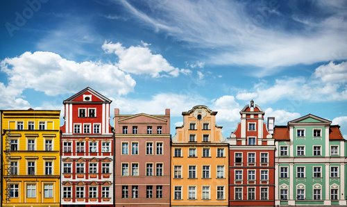 Fotografía Colorful facades of historic buildings against the sky in the historic old town of Wroclaw, Poland