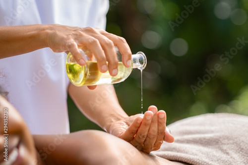 Masseuse hands pouring massage oil Canvas-taulu