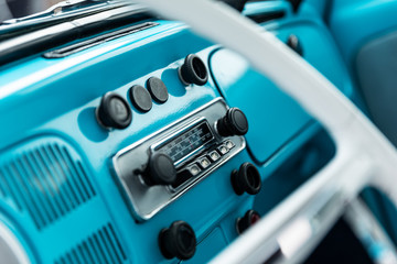 Radio and dashboard of a beetle.