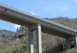 Campate e piloni di viadotto autstradale