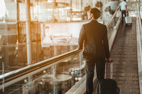 Fotomural Businessman moving to terminal gate for check in boarding with luggage at the airport to business trip