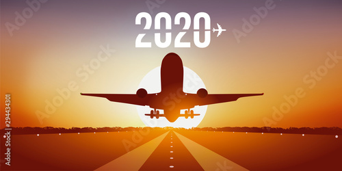 Fotografía Année 2020 montrant un avion prenant son envol en décollant de la piste d’un aér