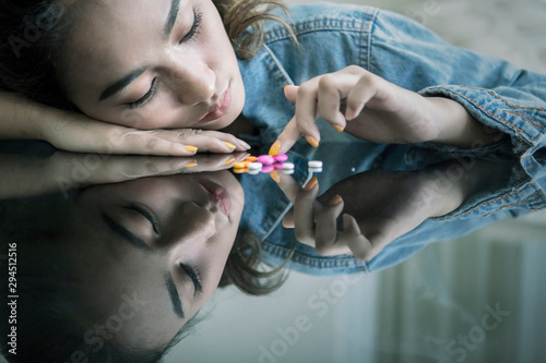 Cuadros en Lienzo Female teenage looks addicted while counting drugs