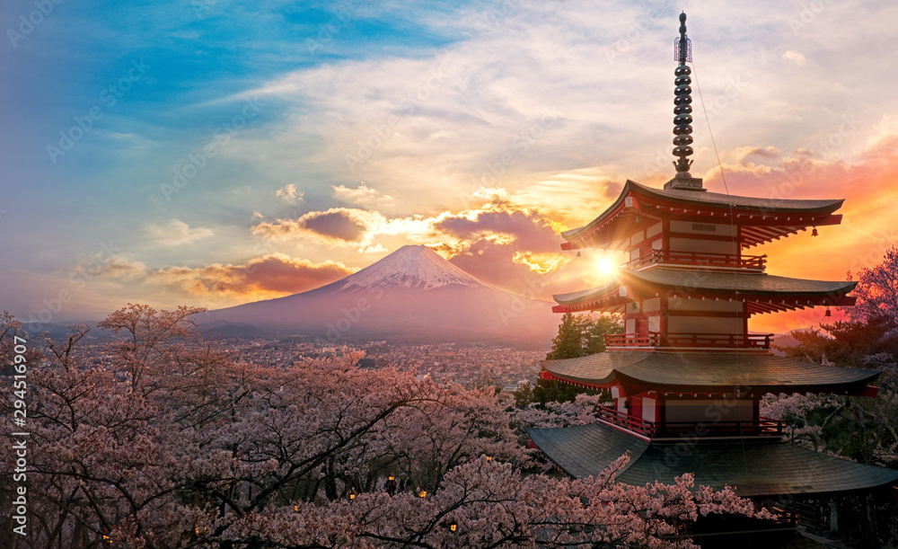 fujiyoshida-japonia-piekny-widok-na-gore-fuji-i-pagode-chureito-o-zachodzie-slonca-japonia-na-wiosne-z-wisniowych-kwiatow