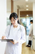 © milatas - カルテを持った女医