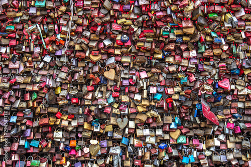 Fotografía Love Locks on the Hohenzollern Bridge at cologne in germany