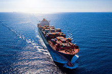 Luftaufnahme Ein Beladenen Containerschiffes Bei Voller Fahrt über Blauem Meer