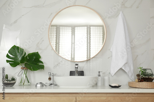 Fotomural Stylish bathroom interior with vessel sink and round mirror