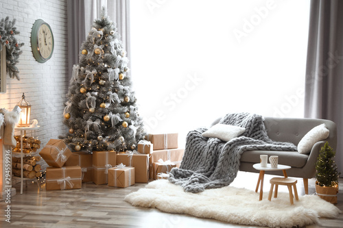 Fotografía Stylish interior of living room with decorated Christmas tree