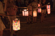 un groupe d'enfants avec des lampions la nuit pour le solstice d'été
