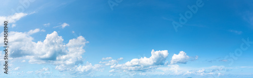 Fotografía Panoramic fluffy cloud in the blue sky
