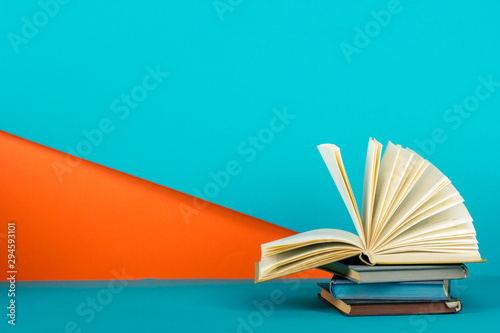 Cuadros en Lienzo Open book, hardback books on wooden table