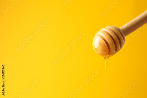 Dipper with honey on yellow background, space for text Tableau sur Toile