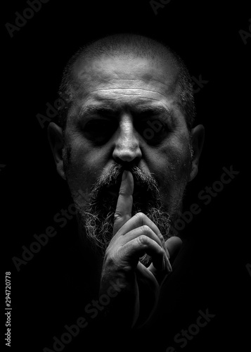 Cuadros en Lienzo Hombre pidiendo silencio en blanco y negro