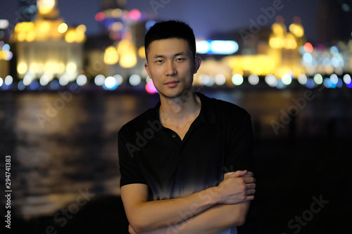 Fotografía one handsome asian young man standing at the Bund in Shanghai at night