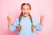 Photo Of Cheerful Cute Casual Blonde Haired Overjoyed Girl Seeing Her Girlfriend And Greeting Her By Showing V-sign Isolated Over Pastel Color Background