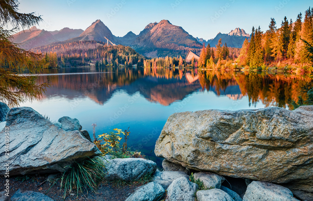 Exciting autumn view of Strbske pleso lake. Gorgeous evening scene of High Tatras National Park, Slovakia, Europe. Beauty of nature concept background. - obrazy, fototapety, plakaty 