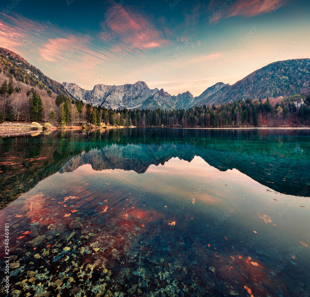 Poranny widok na jezioro Fusine, Udine, Włochy - obrazy, fototapety, plakaty 