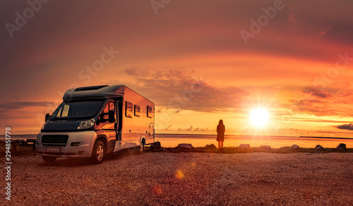 Cuadros en Lienzo Glückliches Paar mit Wohnmobil am Strand