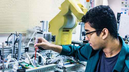 Cuadros en Lienzo A young Malay engineering student with spectacles working in the lab