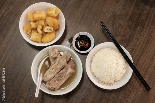 Fotografía Bak Kut Teh served with rice and char kway (strips of fried dough) in a white bowl