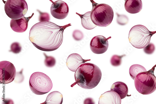 Fotomural Falling red onion isolated on white background, selective focus