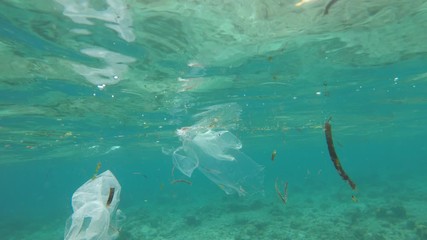 Canvas Print - Plastic garbage pollution in ocean 