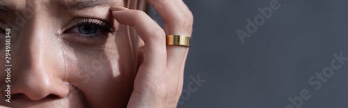 Fotomural panoramic shot of crying woman in ring isolated on grey