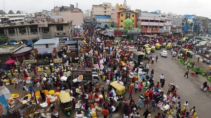 a busy morning in a market (bangalore)