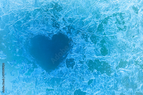 Fotografía Love heart ice flowers frosted window pattern background