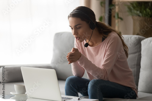 Fotografía Focused young woman online teacher coaching teaching by video call
