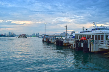  Pattaya Pier Is a beautiful tourist destination When the sun goes down With many ships waiting Tourist service