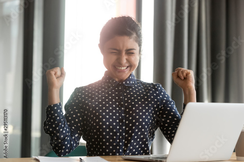 Fotomural Happy overjoyed indian business woman winner celebrate computer win