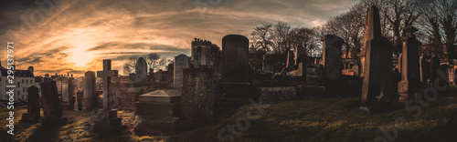 Fotomural EDINBURGH, SCOTLAND DECEMBER 14, 2018: old, desolated and grungy tombstones, mem