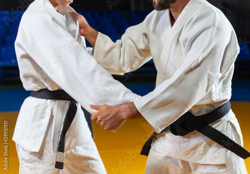 Fototapety Judo  sztuki-walki-oszczedzanie-porterow-sportowy-mezczyzna-i-kobieta-w-bialym-kimonie-w-pociagu-judo-rejestruje-in
