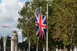 Flaga Wielkiej Brytanii na maszcie. 