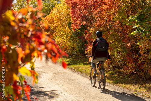 Fotografía Cyclist riding a bike on Des Carrieres cycle path.