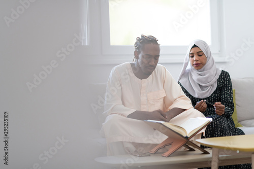 Cuadros en Lienzo african couple at home reading quaran
