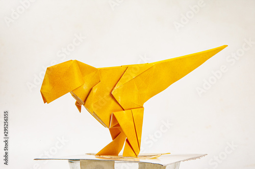 折紙で恐竜 ティラノサウルスを折る Buy This Stock Photo And Explore Similar Images At Adobe Stock Adobe Stock