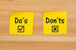 Do's and Don'ts on two sticky notes on textured wood desk