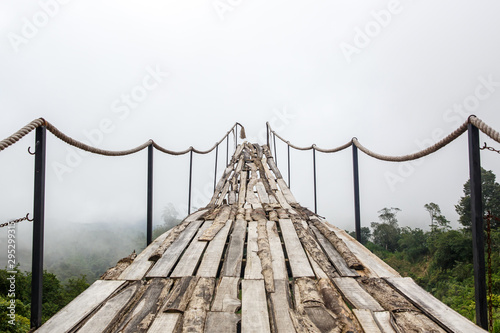 Dekoracja na wymiar  drewniany-most-nad-dzungla-ktory-urywa-sie-na-koncu