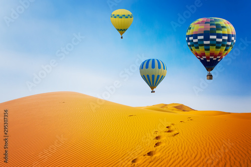Fototapeta Balony  pustynia-i-balon-na-ogrzane-powietrze-krajobraz-o-wschodzie-slonca-podroz-inspiracja-sukces-sen-lot