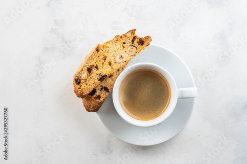 Fotografía Christmas homemade cookies biscotti with dry berries and cup of coffee