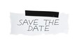Save the Date auf weißem Zettel mit Klebestreifen